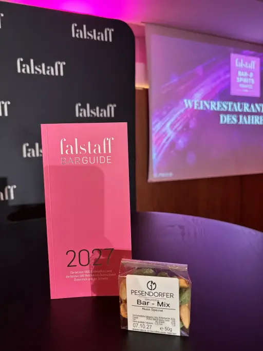 GM Pesendorfer Bar-Mix neben dem Falstaff Barguide bei der Falstaff Bar Award Night